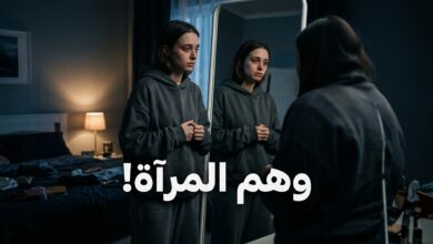 شخص يعاني من اضطراب فقدان الشهية العصبي وينظر إلى انعكاس مشوه في المرآة