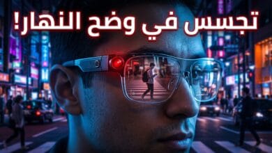 شخص يرتدي نظارة ذكية مزودة بكاميرا خفية لتصوير المارة في الشارع
